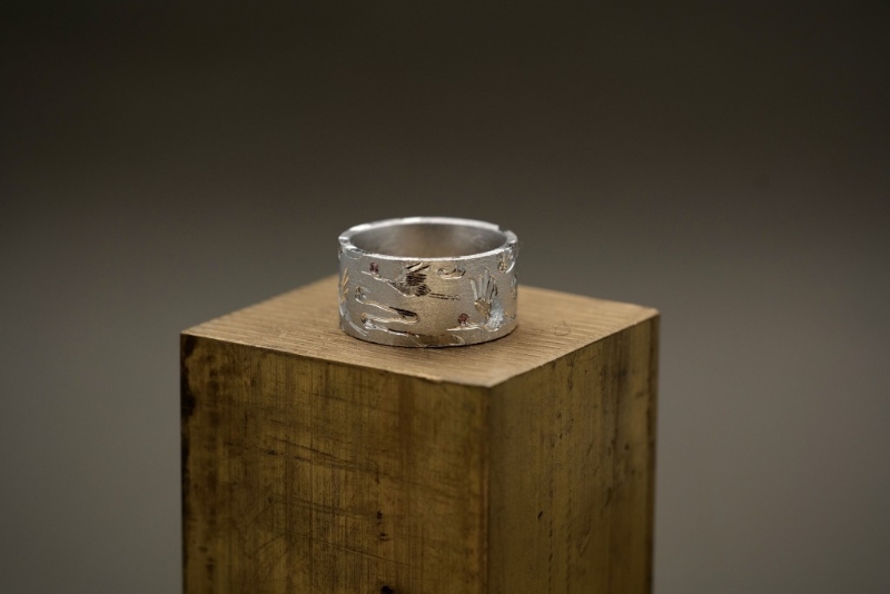 Yve亲手打造的印刻图案指环。