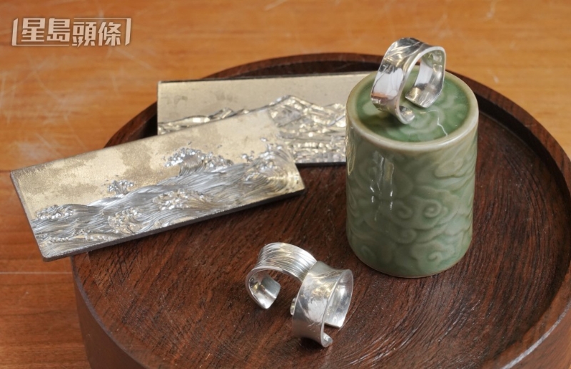 山海之间系列另一款指环设计，同样运用雕刻母板，在纯银指环上重现香港的壮丽山脉和迷人海洋景貌。