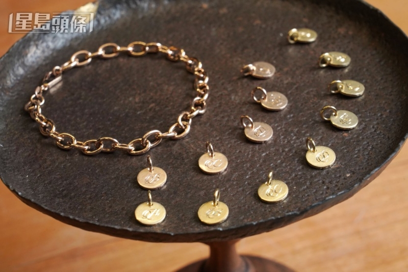 期间限定店可为客人自定义英文字母雕刻吊坠，自由拼搭出个性化手链。