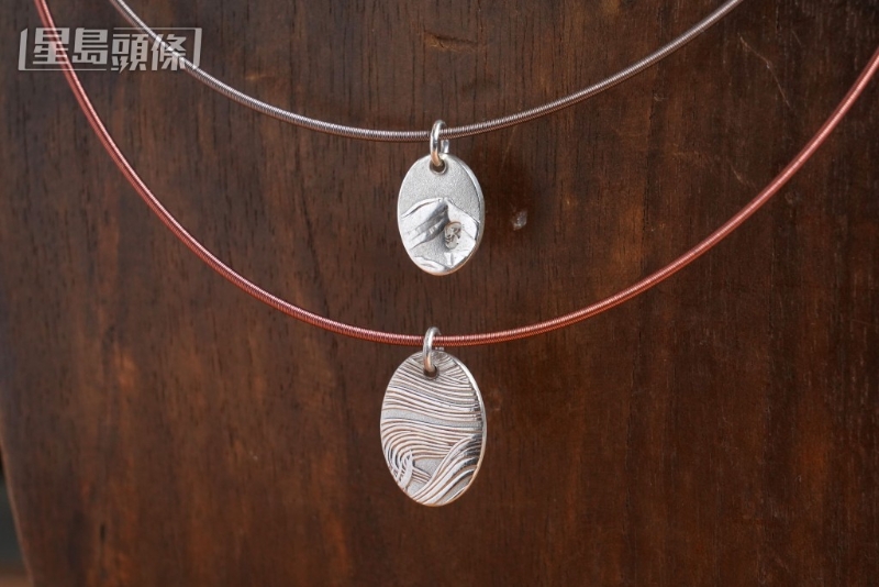 客人可于期间限定店内的30分钟体验中，制作同系列的吊坠项链。