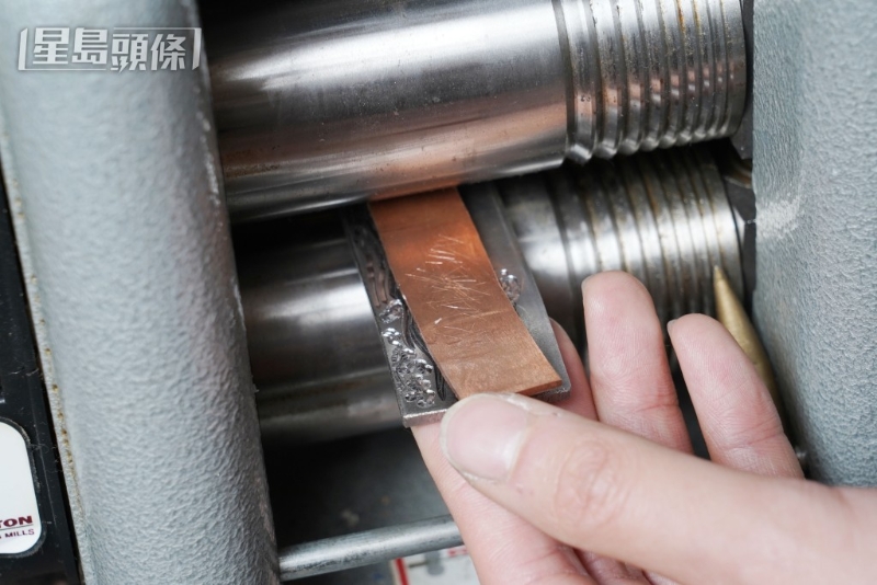 然后将银牌及模板一同慢慢放入机器中。