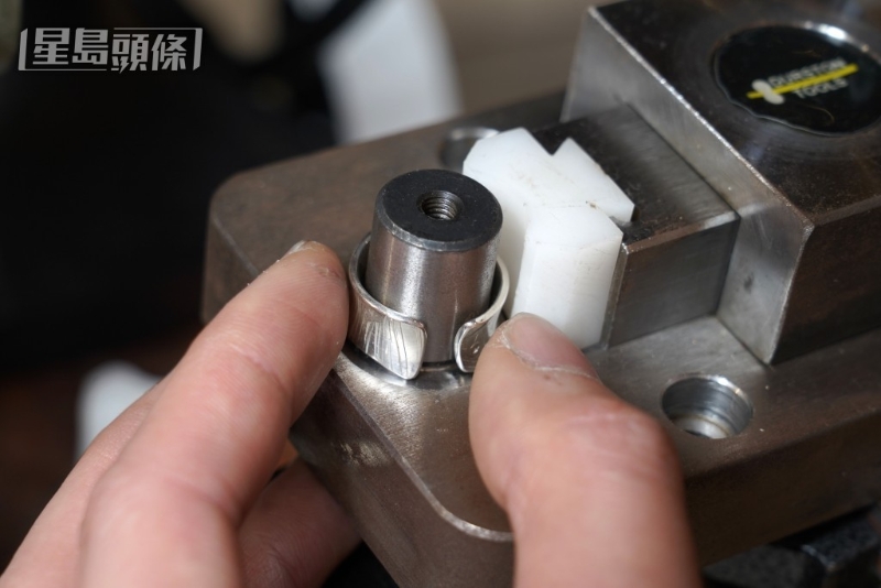 最后将银牌放在特别机器上压制成圆形指环。
