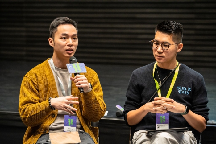 艺术家及同业于舞蹈剧场构作圆桌交流会中互相交流。