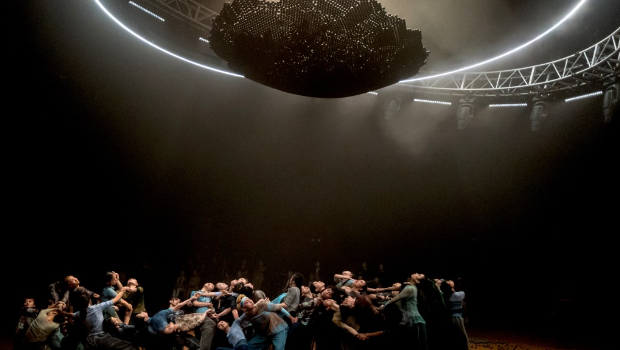 开幕节目《和光同尘》由45位CCDC舞蹈艺术家及香港演艺学院舞蹈学院的应届毕业生共同演出，是近年最大型的本地当代舞制作。