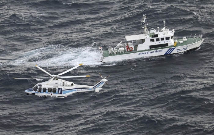 日本巡逻船及直升机继续搜寻鱼鹰机残骸及失踪人员。
