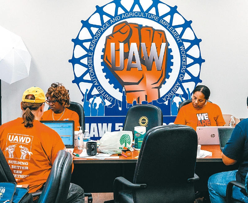 汽车工人工会宣布推出大规模行动,推动13家车厂的汽车工人加入该工会,以壮大声势争取福利。 纽约时报图片 汽车工人工会宣布推出大规模行动,推动13家车厂的汽车工人加入该工会,以壮大声势争取福利。 纽约时报图片