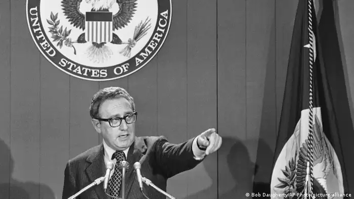 1973年，基辛格在美国国务院记者会上。