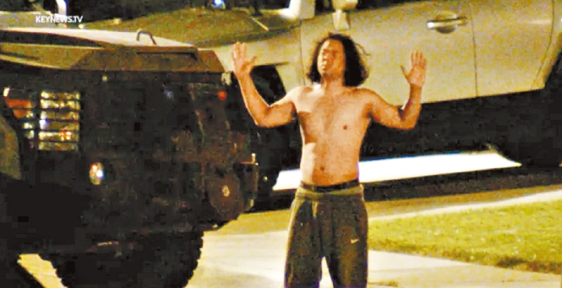 疑犯在与警方对峙后遭到逮捕。KTLA新闻台