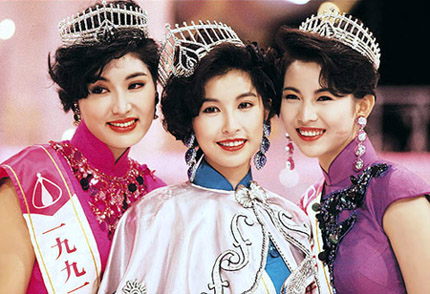 1991年香港小姐冠军郭蔼明（中）、亚军周嘉玲（左）及季军蔡少芬。