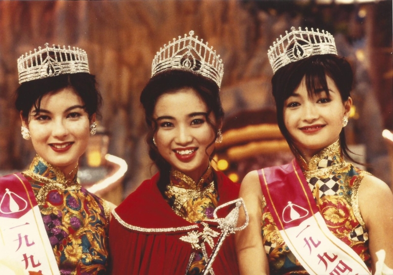 1994年香港小姐冠军谭小环（中）、 亚军活丽明（右）及季军李绮虹。