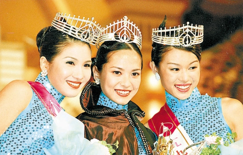 1999年香港小姐冠军郭羡妮（中）、亚军原子鏸（左）及季军胡杏儿。