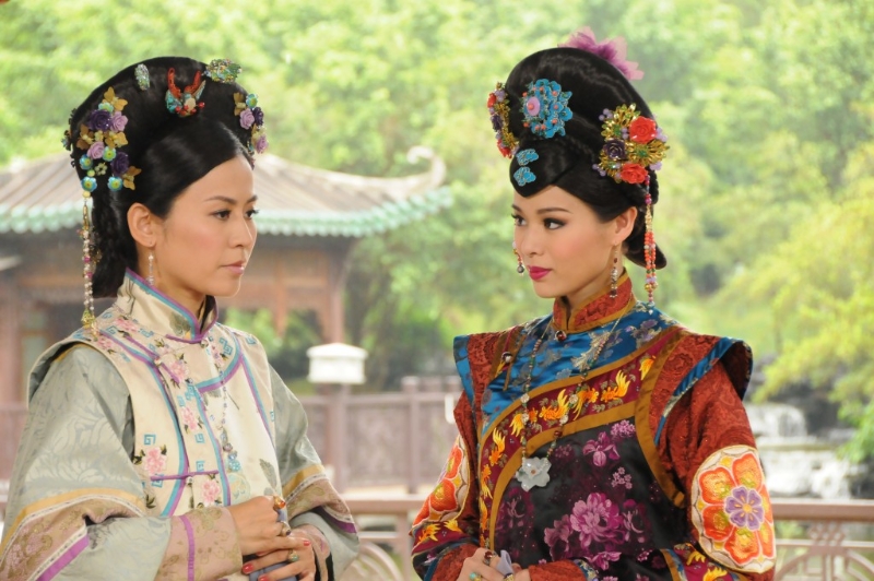 胡杏儿（右）2011年凭《万凰之王》夺得视后。