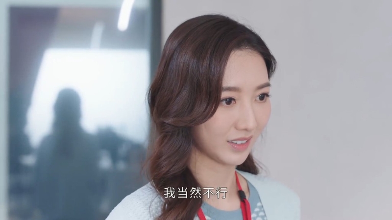何依婷在最新台庆剧《新闻女王》饰演主播“徐晓薇”。