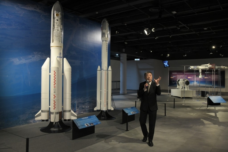 展区展出多支火箭的模型。