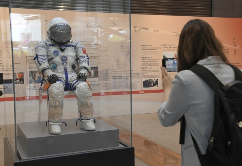 焦点展品是神舟飞船的舱内航天服。