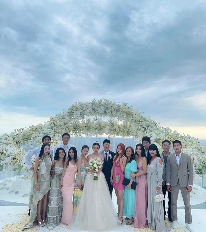 潘玮柏的歌手好友「信乐团」信（左一男）亦有出席做婚礼歌手。