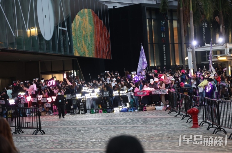 数百「镜粉」聚集太空馆与艺术馆之间空地,高举MIRROR成员卢瀚霆、吕爵安、陈卓贤的灯牌应援。 数百「镜粉」聚集太空馆与艺术馆之间空地,高举MIRROR成员卢瀚霆、吕爵安、陈卓贤的灯牌应援。