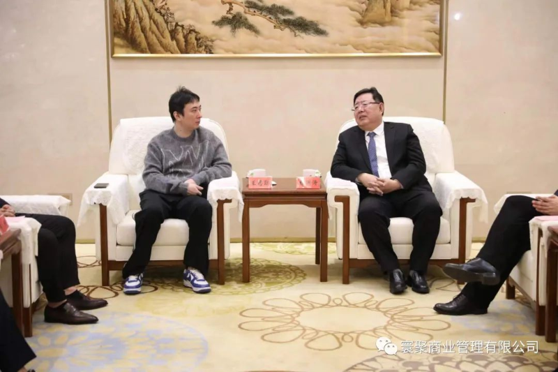 身着灰色针织衫、脚蹬蓝白相间运动鞋,一身休闲装打扮出席商务场合,消失公众视野许久的王思聪就这样回来了。 身着灰色针织衫、脚蹬蓝白相间运动鞋,一身休闲装打扮出席商务场合,消失公众视野许久的王思聪就这样回来了。