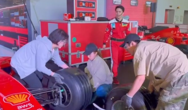 刘亦菲换胎的动作敏捷。