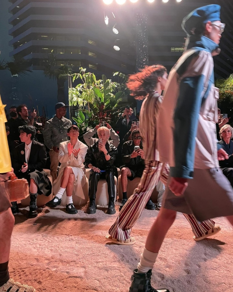 还偷拍坐在对面的宋仲基。