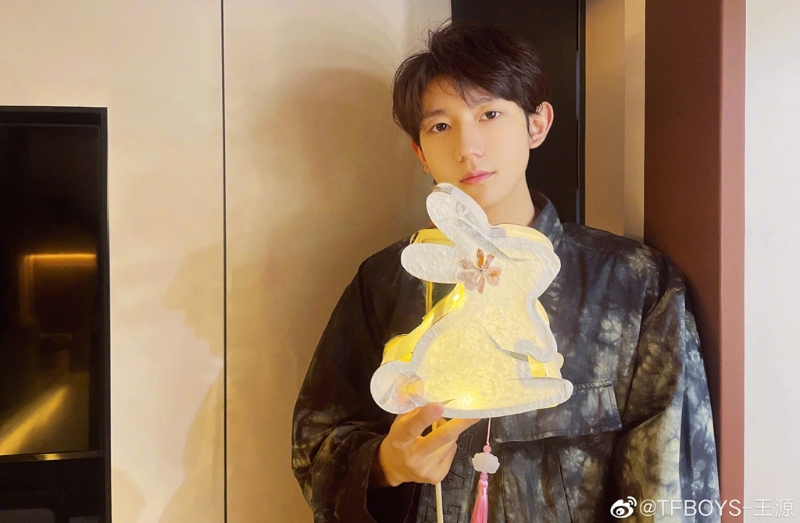 TFBOYS王源恋爱了？传为正妹学霸逃学约会，女急删放闪文