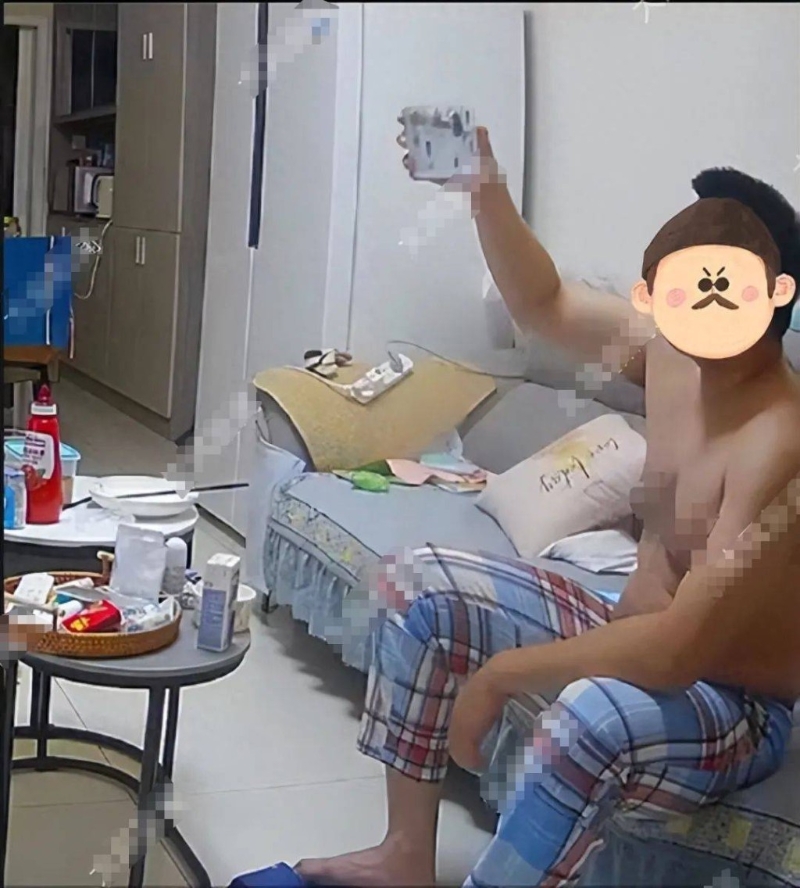 王小姐男友举杯观察水中药渣溶解情况。 王小姐男友举杯观察水中药渣溶解情况。