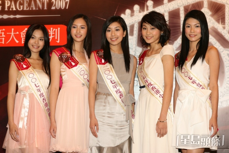 黄智雯（中）2007年选港姐，同届有麦皓儿（左起）、何傲儿、郑莹莹及现已成为黎诺懿太太的李洁莹
