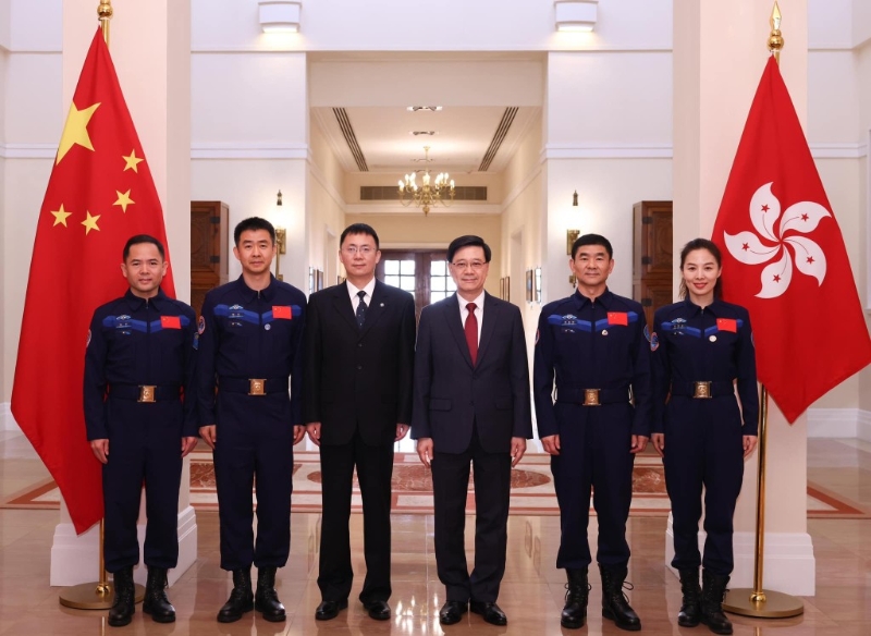 特区政府在礼宾府为中国载人航天工程代表团举行欢迎仪式。 李家超facebook图片