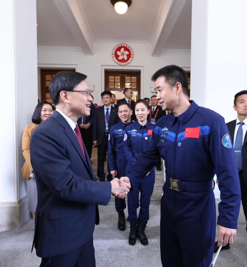 特区政府在礼宾府为中国载人航天工程代表团举行欢迎仪式。 李家超facebook图片