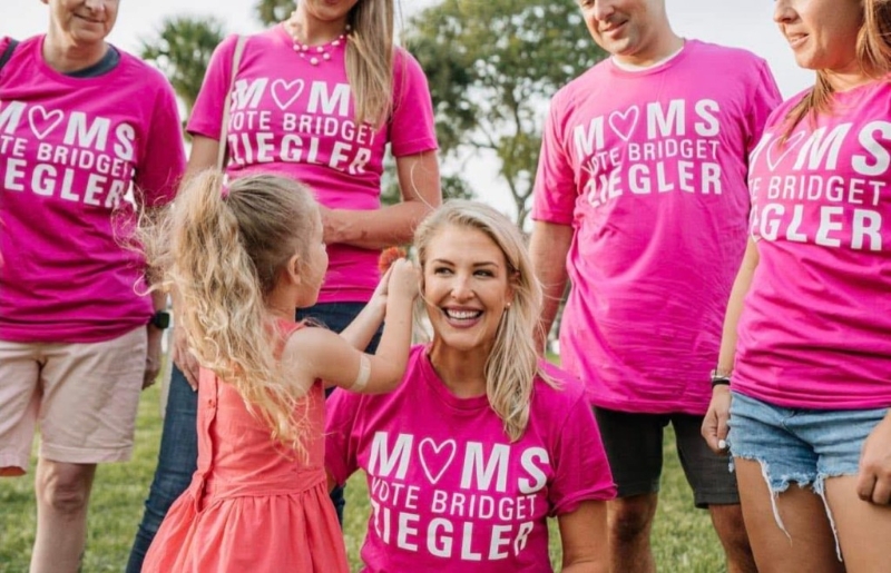 布里奇特（Bridget Ziegler）是保守派组织“自由母亲”（Moms for Liberty）共同创办人。 Facebook