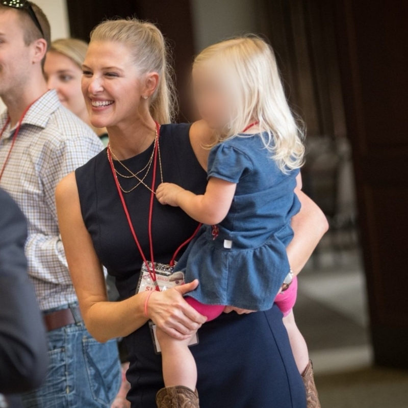 布里奇特（Bridget Ziegler）透过“自由母亲”在全国声名鹊起。