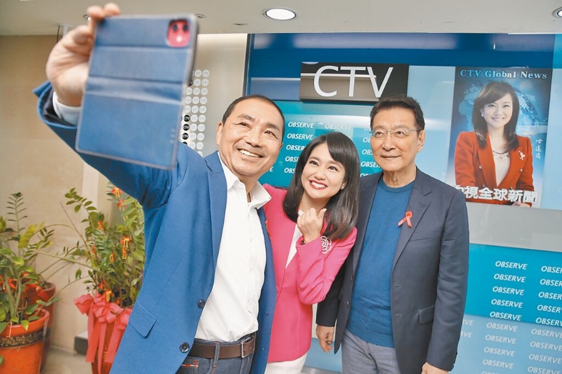 国民党参选人侯友宜（左）、赵少康（右）1日接受中视新闻台主播哈远仪（中）专访，三人会后自拍留念。