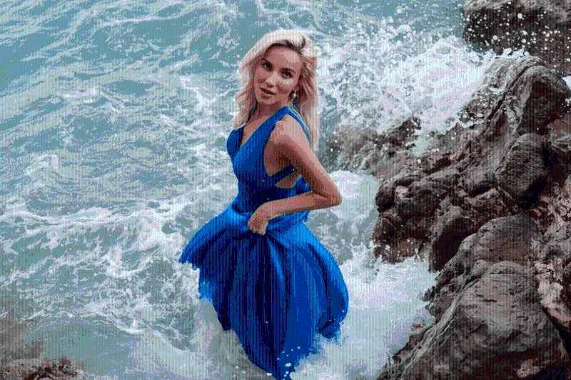 女模站礁石拍照，被大浪冲走入洞穴险死，为的就是拍这样的照片。 社交平台