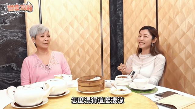 金燕玲说:“佢知道我当时嘅处境,可能佢锺意我啦,又觉得我好惨,佢话:‘人哋捞呢行你又捞呢行,你捞得咁凄凉?’ ” 金燕玲说:“佢知道我当时嘅处境,可能佢锺意我啦,又觉得我好惨,佢话:‘人哋捞呢行你又捞呢行,你捞得咁凄凉?’ ”