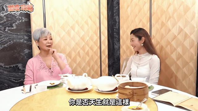 及后,金燕玲随对方上房食晏,闲谈期间她更毫不避忌问对方:“你系天生咁样?” 及后,金燕玲随对方上房食晏,闲谈期间她更毫不避忌问对方:“你系天生咁样?”