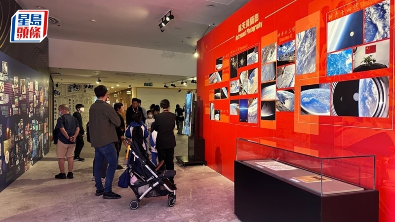 “中国载人航天工程展”第二日对公众开放。 “中国载人航天工程展”第二日对公众开放。