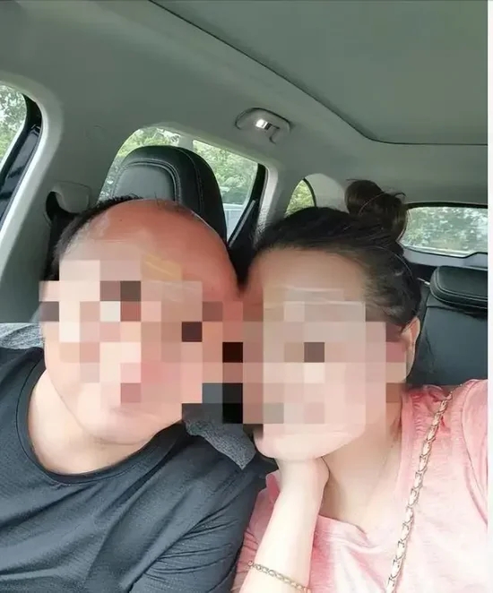 女子公开其和被举报男子亲密照。 女子公开其和被举报男子亲密照。