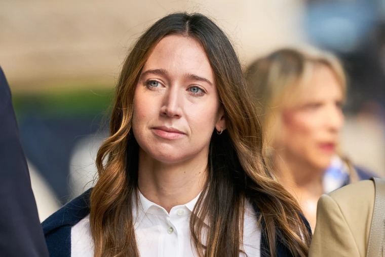 初创公司Frank创办人Charlie Javice毕业于名校宾夕凡尼亚大学沃顿商学院。 她于2016年创立的Frank,据称可以帮助大学生更简易地申请各式各样的奖学金,并2019年以26岁之龄登上U30,曾被誉为“科技新星”。 初创公司Frank创办人Charlie Javice毕业于名校宾夕凡尼亚大学沃顿商学院。 她于2016年创立的Frank,据称可以帮助大学生更简易地申请各式各样的奖学金,并2019年以26岁之龄登上U30,曾被誉为“科技新星”。