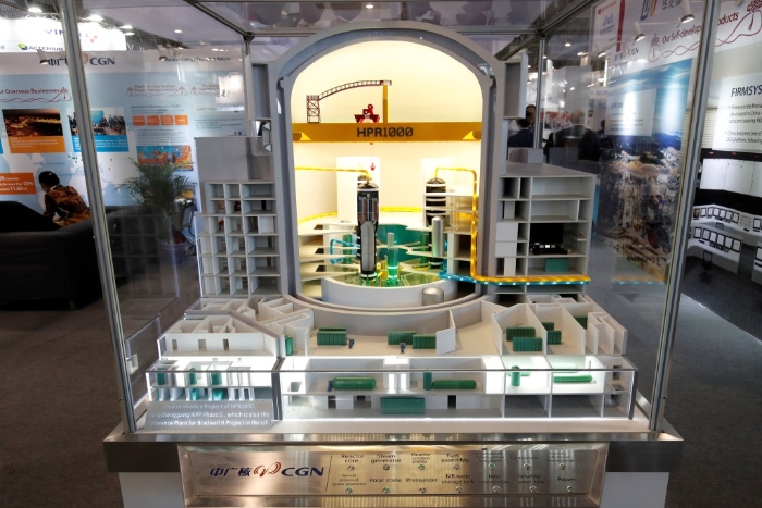 中国第三代核电技术“华龙一号”（HPR1000—）的剖面模型在世界核展 (WNE) 上展出。