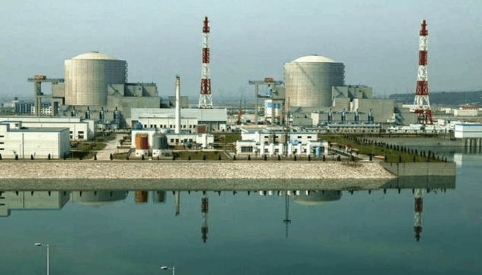 建于海边的广东大亚湾核电厂。