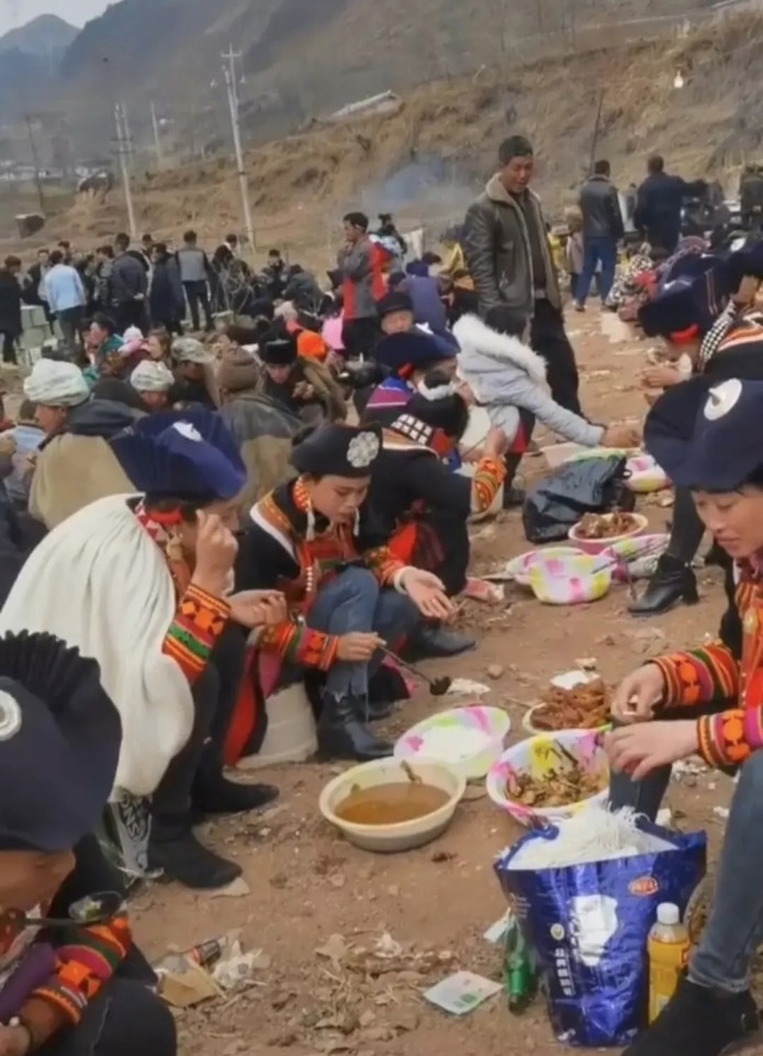 网友科普凉山蹲地吃饭的“盛况”，碗碟饭菜全放在地上。