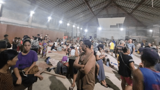 菲律宾棉兰老岛（Mindanao）海域发生黎克特制7.6级强烈地震，当地民众聚在避难中心内。