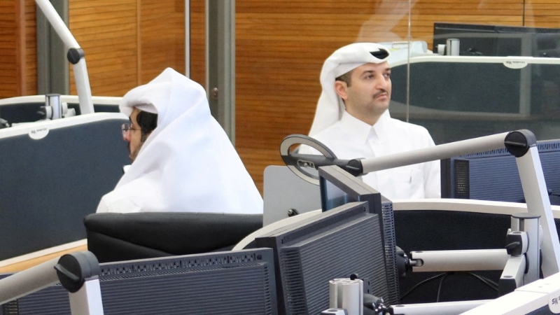 11月26日,卡塔尔谈判代表在为以色列和哈马斯协调休战而设立的操作室内工作。 路透社 11月26日,卡塔尔谈判代表在为以色列和哈马斯协调休战而设立的操作室内工作。 路透社