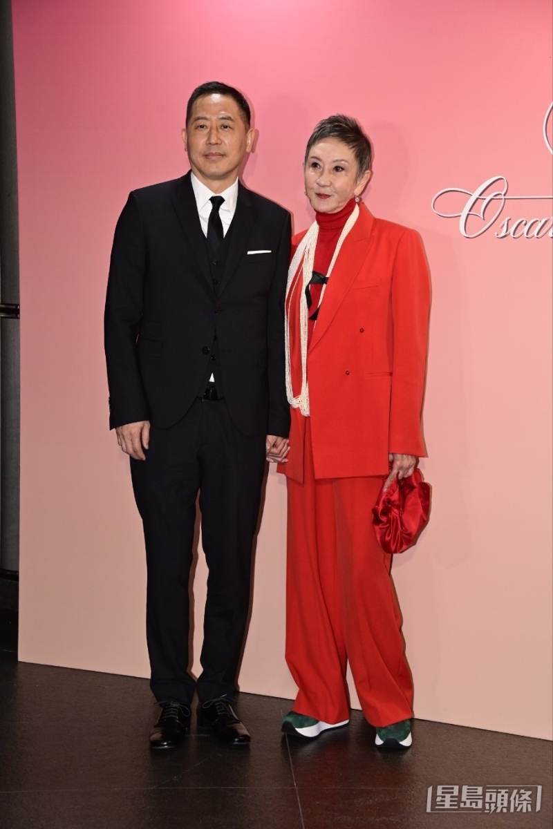 唐唐拖住施南生现身。