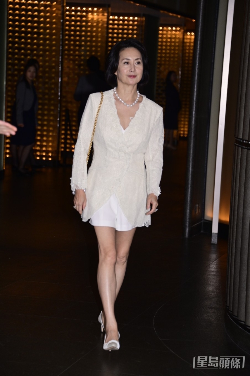 何超琼贵气现身。