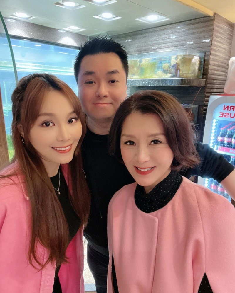 去年邓伊婷分享一张合照,才发现原来她是夏文汐的姪女。 去年邓伊婷分享一张合照,才发现原来她是夏文汐的姪女。