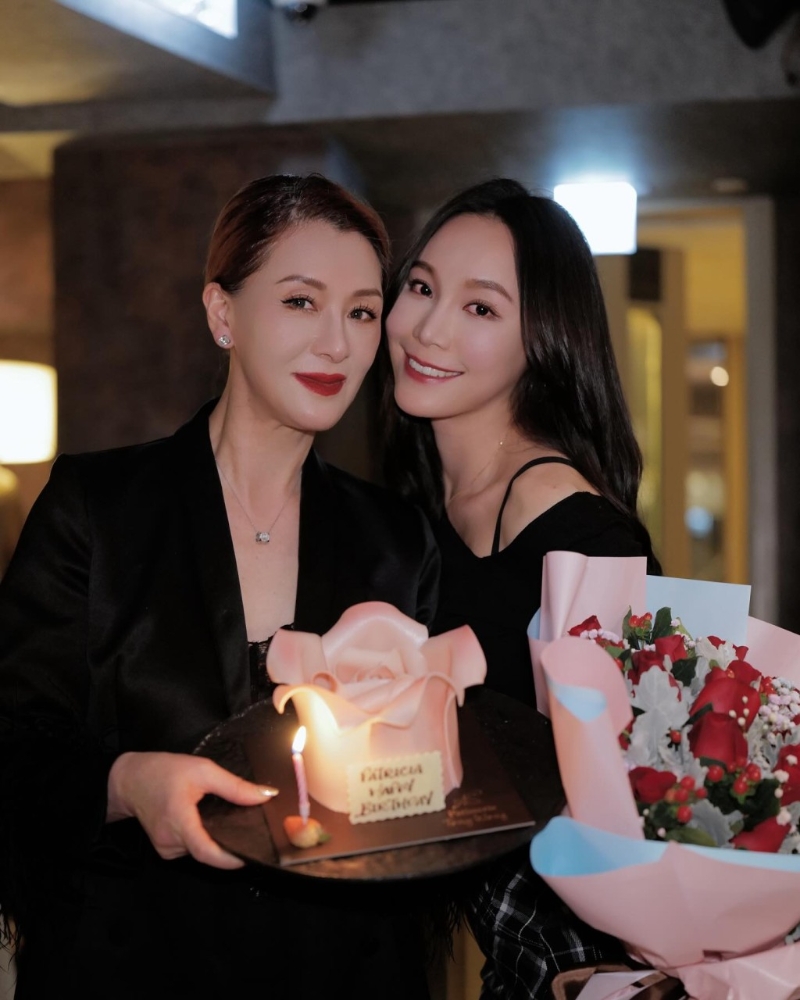 邓伊婷昨日分享与姑姐夏文汐庆祝生日的照片。 邓伊婷昨日分享与姑姐夏文汐庆祝生日的照片。