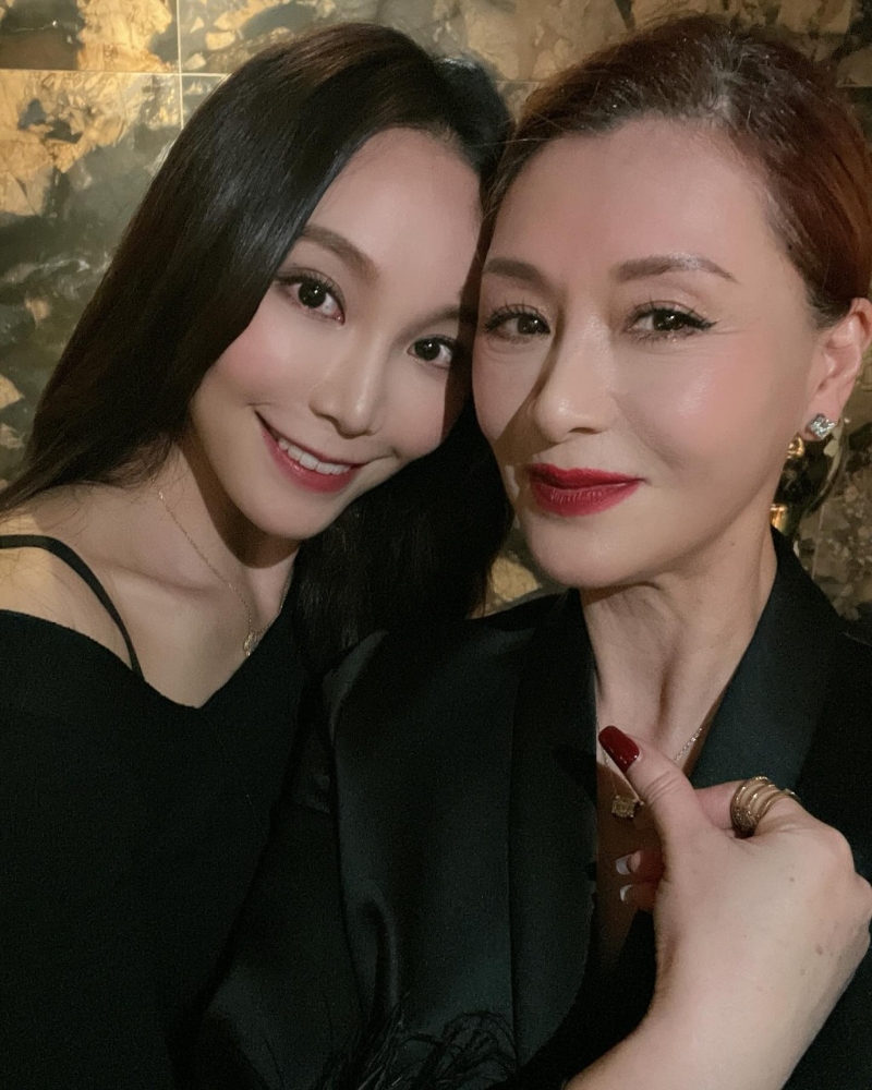 近镜看夏文汐虽然眼角有皱纹,但整体依然保养得很好。 近镜看夏文汐虽然眼角有皱纹,但整体依然保养得很好。