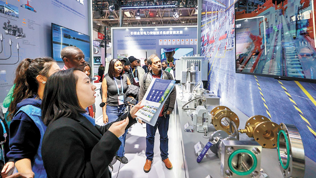 12月2日,北京,外国观众在中国国际供应链促进博览会上参观。 12月2日,北京,外国观众在中国国际供应链促进博览会上参观。