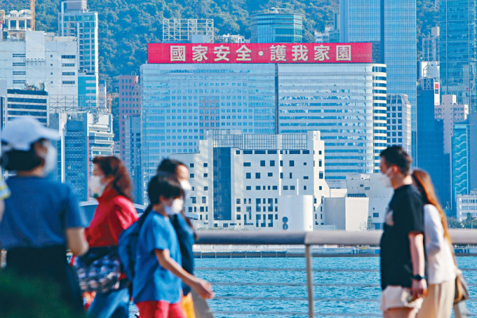 李家超表示,明天(4日)为国家宪法日,国家《宪法》和《基本法》共同构成香港特区的宪制秩序。 李家超表示,明天(4日)为国家宪法日,国家《宪法》和《基本法》共同构成香港特区的宪制秩序。